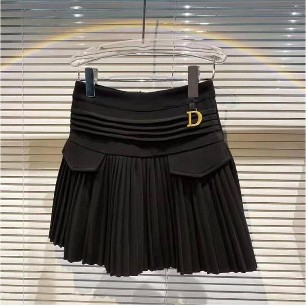 Faldas de diseñador informales para mujer, faldas negras sexys de cintura alta con colgante de letra D de metal para evitar que se apague la luz, novedad de 2023