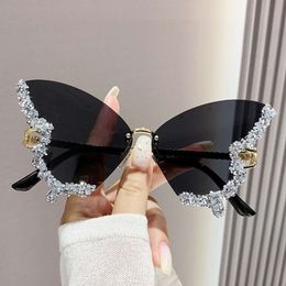 2023 Nieuwe vlindervormige diamant frameloos voor dames mode persoonlijkheid overdrijven zonnebril netwerk rood