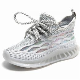 2023 Nouveaux Sports pour enfants Chaussures de noix de coco d'été pour garçons Chaussures de sport en maille Chaussures plates pour étudiants respirantes et confortables pour filles