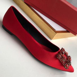 2023 Nouvelle marque classique chaussures plates pointues à boucle femme à talons plats à talons plats en satin satin satin chaussures de mariage rouge léger 34-42