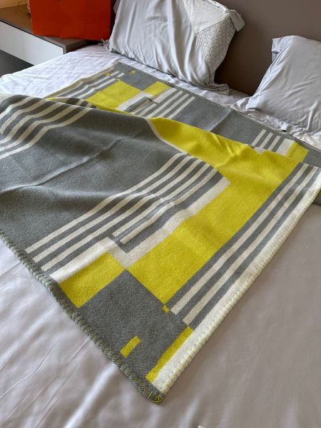 2023 NOUVELLE couleur TOP QUAILTY WOOL Couvertures jaunes Laine H Coussins Couverture assortie Identique à la boutique Épais Home Sofa Bonne qualité 90% LAINE 10% cachemire