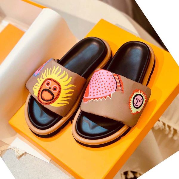 2023 Nouveaux couples Mandarin Chaussures de tournesol Sandales Slide Slippers Designer Femmes Trainer Coupages Modèles Slippers 01