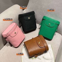 2023 New Cow Wide Bucket Bag Fashion Shoulder Casual Versátil Crossbody Teléfono