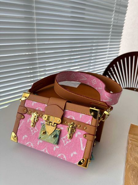 2023 Nouveau sac à bandoulière American Retro Spice Bag High Appearance Level Leather Embossed Design Summer Fashion Features Simple Folding Box 45456