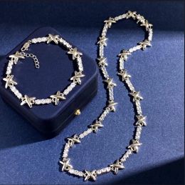 2023 Nieuw ontworpen hanger ketting koper 18K vergulde glanzende glanzende metalen x letters micro-inleg diamanten luxe dames bracelet oorrang paar designer sieraden nx023