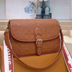 2023 Nieuwe designer tas Europese en Amerikaanse mode echte lederen schoudertas damestas crossbody tas Franse schouderriem reliëftas Franse stoktas