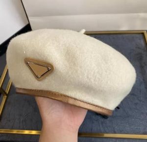 2023 NOUVEAU DESCRIR Béret Womens Letter Luxury Cashmere Hat Béret Cap Extérieur voyage chaud hiver
