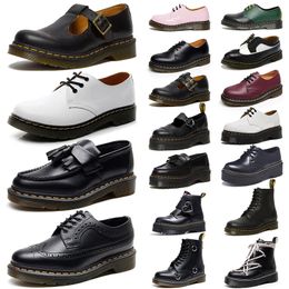 2023 Nieuwe designerlaarzen Patroon Doc Dames Triple Zwarte Klassieke Enkellaarzen Heren Sneakers Designer Platformlaars Lederen Oxford Bodem