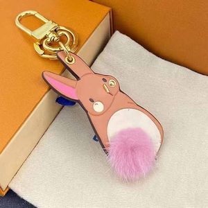 2023 Nuevo diseñador llavero conejo de peluche lindo bolso de las señoras colgante llave del coche de los hombres regalo colgante creativo de alta calidad