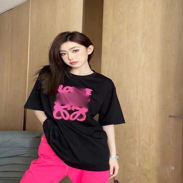 2023 Nueva camiseta de diseñador para mujer de gama alta Correct Spring Street Luojia 23SS Bordado de neón Lazy Fluorescent Pink OS Camiseta de manga suelta