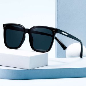 2023 Nouvelles lunettes de soleil tendance et à la mode avec charnière en métal à clous de double mètre, populaires sur Internet, lunettes de soleil haut de gamme de même style pour le tir de rue