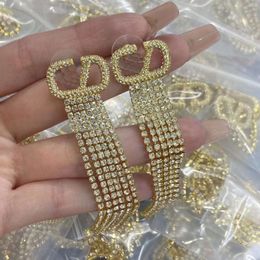 2023 nieuwe oorbellen ontwerper voor vrouwen stud luxe vorm messing goud V letter sieraden klassieke ondersteuning detailhandel en groothandel