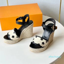 2023-Nouvelles espadrilles brodées sandales compensées Talons plateforme Designers de luxe pour femmes d'été Semelle en caoutchouc antidérapante Mode Sable Chaussures de sport chaussures d'usine