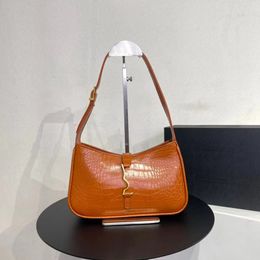 2023 nouvelle grande marque européenne et américaine Y avec le même style Une boucle en métal lettre HOBO petit sac carré sous les bras sac à main à épaule unique