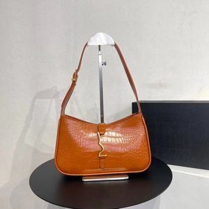 2023 nouvelle grande marque européenne et américaine Y avec le même style Une boucle en métal lettre HOBO petit sac carré sous les bras sac à main à épaule unique