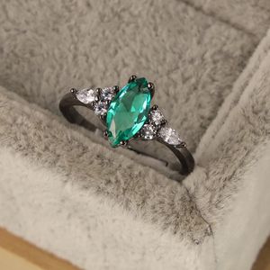 2023 Nieuwe Europese en Amerikaanse S925 Zilveren Ring Emerald Four Claw Ring Ovale Set Diamond Ring Gepersonaliseerde geverfde zwarte ring