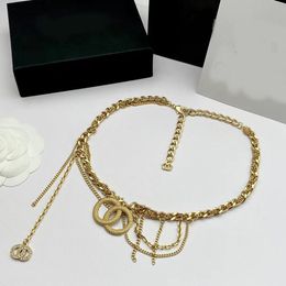 2023 Nueva moda Gargantillas Colgantes Collares 18k oro material de latón diseñador de la marca Cadenas Collares para mujeres amantes del partido joyería de regalo de alta calidad con caja