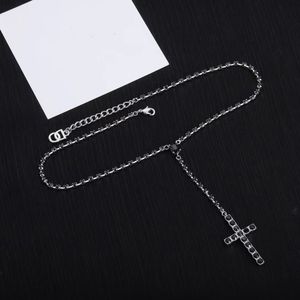 Colliers avec pendentif croix en diamant noir, chaîne de pull de luxe de styliste pour hommes et femmes, bijoux cadeaux pour couples, nouvelle mode 2023