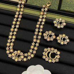 2023 Nuevo juego de joyas de cristal de moda Cabecillo para mujeres Pendientes de letras de cristal Joyería de diseñador de anillo para fiestas de bodas Joyería de regalo