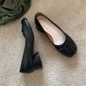 2023 NOUVEAU créateur de mode réel en cuir authentique Split Toe Round Talons basses Chaussures Femme Spring Automne Nouveau Bowknot Tabi Ninja Pig Feet Pumps Mesdames