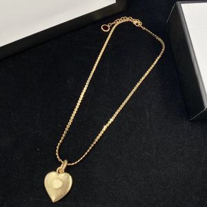 2023 nieuwe mode hart hanger ketting trui ketting mannelijke en vrouwelijke merk designer ketting