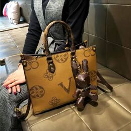2023 nouvelle mode Hong Kong marque sac à bandoulière femmes sac fourre-tout en cuir simple sac à bandoulière unique