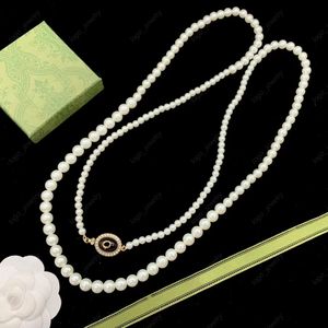 2023 nouvelle lettre de mode perle colliers de perles femmes blanc résine lettre pendentifs Designer long colliers femmes mariage cadeau bijoux de haute qualité avec boîte