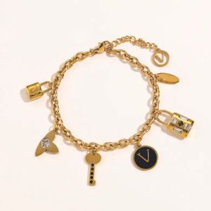 2023 Nouveaux bracelets classiques à la mode Femmes Bangle 18k Gold plaqué en acier inoxydable Crystal Amour cadeau Chaîne de bracelet Chaîne Bijoux de créateurs