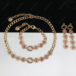 2023 nouveau collier en or bracelet de chrysanthème boucles d'oreilles de créateurs de luxe en laiton exquis ensembles de bijoux de mode pour les femmes fête bijoux d'anniversaire de mariage