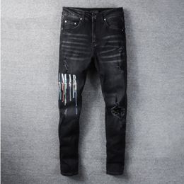 2023 nieuwe Grafische Jeans Mannen Broek Mode High Street Mannen Zwart Multicolor Letter Print Elastische Motorbroek Hip Hop