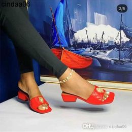 2023 nouvelles chaussures à talons hauts Designer femmes sandales fente matériel boucle polyvalent été pantoufles