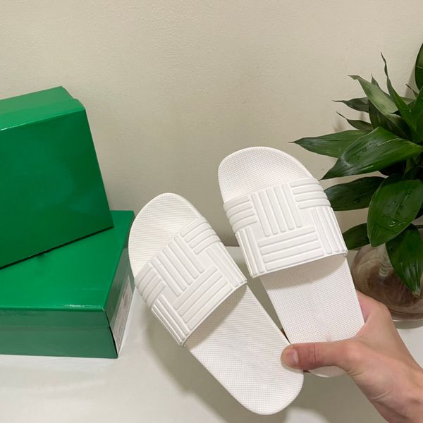 2023 Nuevas zapatillas de piel para mujeres cubiertas de piel esponjosas y suaves toboganes peludos espesas tac￳n no resbalador zapatos de casa de dise￱o de lujo toallas de dise￱o de lujo