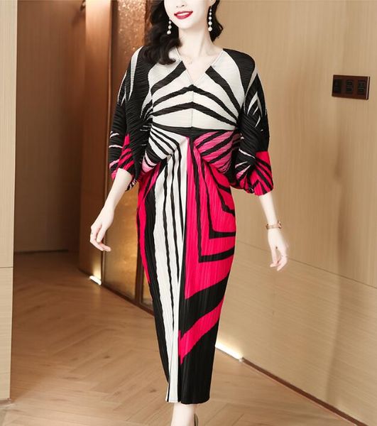 2023 Neues ISSEY Plissee-elegantes High-End-Luxuskleid, bedrucktes langes Kleid mit Fledermausärmeln und V-Ausschnitt