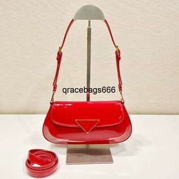2023 NUEVO Lacquer Leather Bag Bag Hand Bag Single Shoulder Triangle Fashion Versátiles 240109