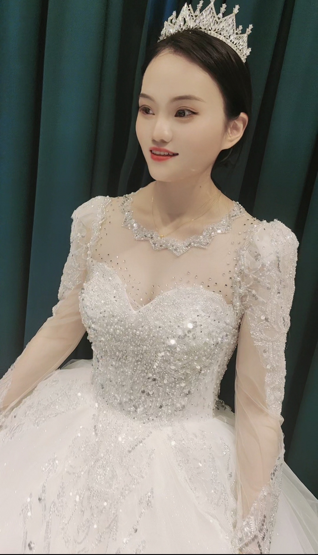 2023 Novo vestido de noiva de mangas compridas e pérolas decoração de luxo vestidos de noiva elegantes super drapeados e camadas pastéis Crystal pluffle