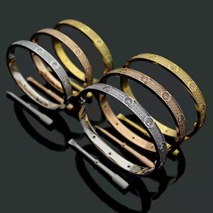 2023 NOUVEAU bracelet de manche à cristal de luxe Charme de mode Love Love Trois rangées pleines de bracelet en diamant
