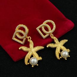 2023 Nouvelles boucles d'oreilles de créateur de luxe, alphabet classique en laiton doré 18 carats incrusté de boucles d'oreilles en perles d'étoile de mer exquises en zircon, bouchons d'oreilles personnalisés, bijoux pour femmes