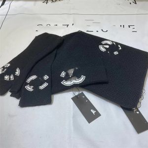 2023 Nouvel ensemble d'écharpe de chapeau de luxe adapté aux hommes et aux femmes d'hiver 3 pièces conception de gants chapeau châle laine chapeau écharpe gants à doigts ouvertsHH1