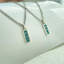 2023 Nieuwe luxe hoogwaardige mode -sieraden voor zilveren dubbele email Green Bar Verticale rechthoek mannelijke en vrouwelijke temperament ketting Hoge versie