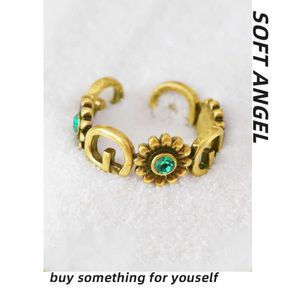 2023 Nuevas joyas de moda de alta calidad para regalos de verano Antiguo anillo de familia Family Emerald con oro Hollow Out Metal Light Open anillo abierto