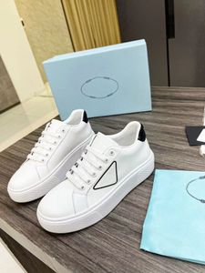 2023 nouvelles chaussures de bord décontractées de luxe bas triangle étiquette lettre semelle souple sport petites chaussures blanches