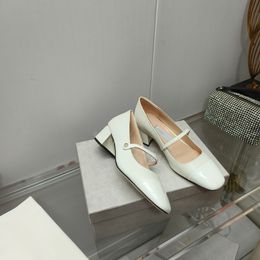 2023 Nuevos zapatos Mary Jane de charol empalmado Tacón grueso Tacones altos cuadrados Correa de perlas decoradas Zapatos de diseñador para mujer Zapatos y cajas de fábrica