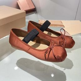 2023 nuevos zapatos de bailarina miu elásticos miu Mary Jane, zapatos planos cómodos con lazo de satén para mujeres y niñas, zapatos informales para fiestas navideñas con caja.