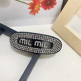 2023 nuevo Miu Simple Flash diamante letra borde Clip sombrero de hadas tiburón Clip estilo accesorios para el cabello