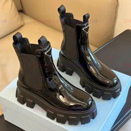 2023 NUEVO Monolith botas Chelsea de cuero cepillado Botas de tobillo Diseñador de lujo para mujer Hebilla triangular de metal Suela de goma Cuero real Botas de motocicleta de estilo británico