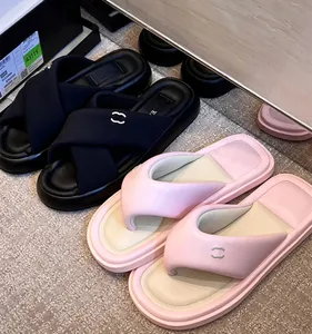 2023 New Nutral Sandalia de fondo suave Chanclas de mujer Zapatillas de diseñador de tendencia de moda Zapatos de playa casuales Grandes marcas de lujo Sandalias Slide