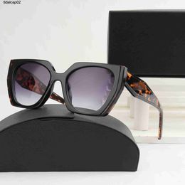2023 Nuevas gafas de sol de moda de la familia P Network Red Ins Style Gafas de sol poligonales Versátiles