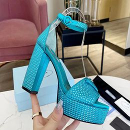 2023 nouveau modèle sandales femmes robe chaussures à talons hauts femmes sandales plate-forme pompes classique triangle boucle embelli femmes chaussures de créateurs de luxe