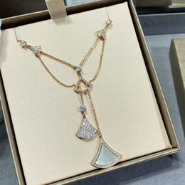2023 nouveau pendentif colliers blanc Fritillaria Triangle chaîne femmes colliers tempérament mode marque de luxe bijoux