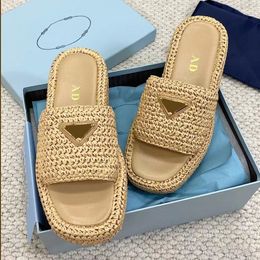 2023 Nuevo prad Triangle Wealweave Sandal Platform Raffias Slippers Designer Womans Hombres Summer Tacón plano Flip informal Flip Outdoors Pool Sliders Playa